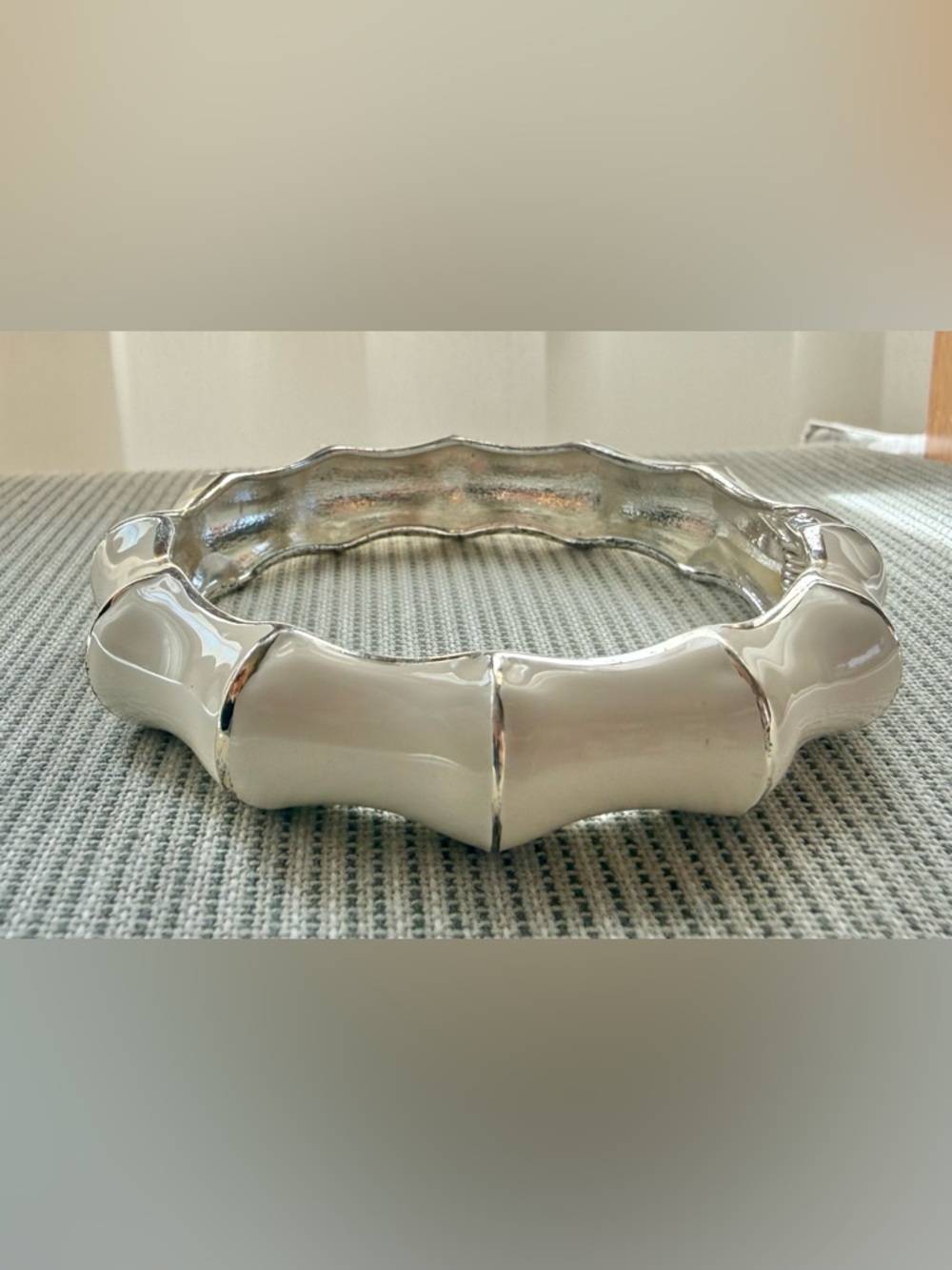 White Bamboo-Style Hinged Cream Enamel & Silver tone Vintage Bangle Bracelet - Picture 12 of 13